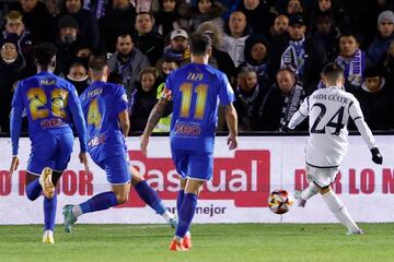 Disparo del turco, que tuvo varias ocasiones durante el partido.