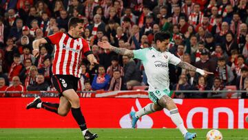 Soccer Football - Copa del Rey - Semi Final - Second Leg - Athletic Bilbao v Osasuna - San Mames, Bilbao, Spain - April 4, 2023 Athletic Bilbao's Dani Vivian in action with Osasuna's Chimy Avila REUTERS/Vincent West