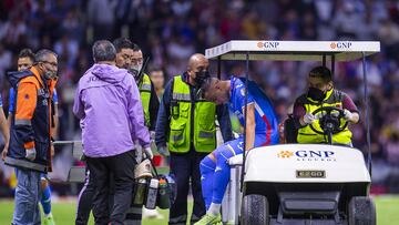 Ramiro Funes Mori sale en el carrito de las asistencias durante el partido contra Chivas.