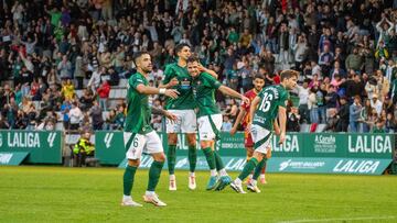 Los jugadores del Racing de Ferrol celebran el gol de Jauregi.