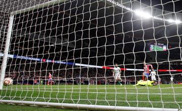 2-0. Rodrigo de Paul llega a la frontal del rea y asiste a Giuliano Simeone que define con la derecha, raso y al palo izquierdo de Jir Letcek. Doblete del jugador argentino.