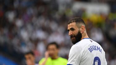 Real Madrid's French forward Karim Benzema celebrates at the end of the Spanish League football match between Real Madrid CF and RCD Espanyol at the Santiago Bernabeu stadium in Madrid on April 30, 2022. - Real Madrid secured a 35th La Liga title with four games to spare after a 4-0 home win over Espanyol that included two goals from Rodrygo. Needing just one point to clinch the trophy, Madrid struck twice through the Brazilian in the first half at the Santiago Bernabeu before further goals from Marco Asensio and Karim Benzema. (Photo by GABRIEL BOUYS / AFP)
