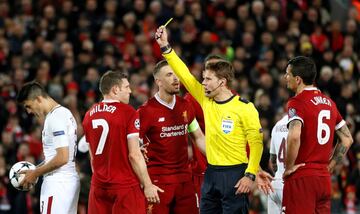 El árbitro alemán Félix Brych enseñó la cartulina amarilla a James Milner.