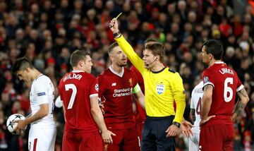 El árbitro alemán Félix Brych enseñó la cartulina amarilla  a James Milner.