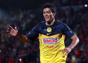 Su debut con el América se dio en la fecha 12 del Apertura 2011 ante Monarcas Morelia cuando Alfredo Tena lo mandó a la cancha como titular.
