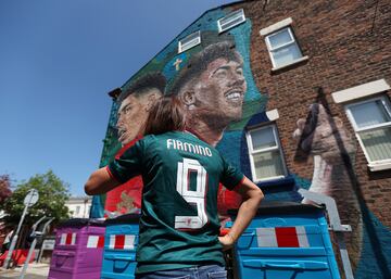 A Bobby fan admires Firmino's mural.