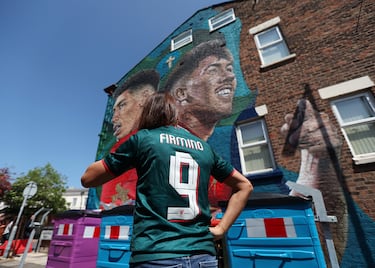 A Bobby fan admires Firmino's mural.