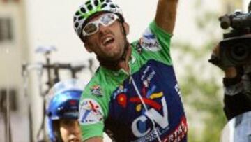 <b>PREMIO A LA PERSEVERANCIA.</b> El granadino Carlos García Quesada ha llegado en solitario a la meta de La Granja tras un ataque lejano en los puertos de Navacerrada.