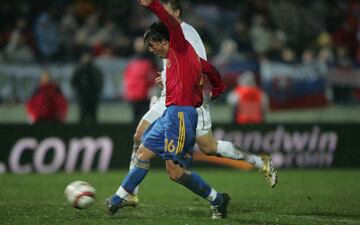 El primer gol con la Roja lo marcó en el partido de vuelta de la repesca para el Mundial 2006 frente a Eslovaquia el 16 de noviembre de 2005.