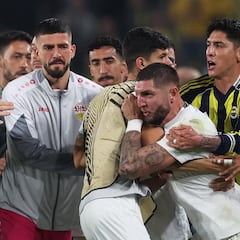 Caos en Estambul; victoria del Fenerbahce con Edson protagonista