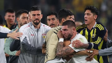 Soccer Football - UEFA Europa League - Fenerbahce v VfB Stuttgart - Sukru Saracoglu Stadium, Istanbul, Turkey - October 23, 2025 VfB Stuttgart's Jeff Chabot is held back by Fenerbahce's Edson Alvarez REUTERS/Umit Bektas