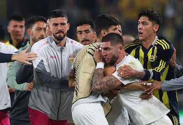 Edson Álvarez se devalúa previo al Mundial