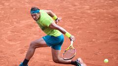 El tenista español Rafa Nadal devuelve una bola durante su partido ante Casper Ruud en la final de Roland Garros 2022.