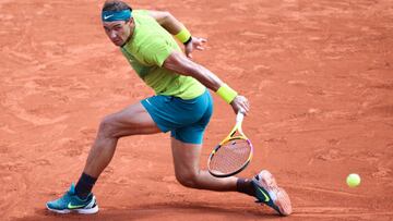 El tenista español Rafa Nadal devuelve una bola durante su partido ante Casper Ruud en la final de Roland Garros 2022.