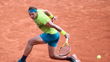 El tenista español Rafa Nadal devuelve una bola durante su partido ante Casper Ruud en la final de Roland Garros 2022.