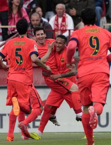 0-2. Neymar celebró el segundo tanto con Messi.