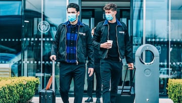 Los jugadores del City en su viaje a Dortmund.