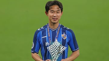 EDITORS NOTE: Graphic content / Ulsan&#039;s midfielder Yun Bit-Garam poses for a picture with the Most Valuable Player trophy after the AFC Champions League finals football match between Iran&#039;s Persepolis and Korea&#039;s Ulsan Hyundai on December 1