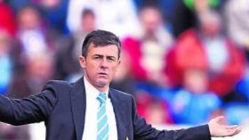 <b>PASO A PASO. </b>Lucas Alcaraz no piensa en los rivales, sólo en llegar a la cifra de 42 puntos.