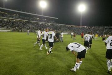 Colo Colo empez&oacute; muy mal la Libertadores el 2007. Perdi&oacute; con River Plate en el Monumental y Liga de Quito en Ecuador. Despu&eacute;s igual clasific&oacute; como primero del grupo.