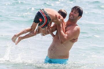 El exentrenador argentino del Real Madrid se encuentra disfrutando de las playas ibicencas en compa?¨ªa de sus hijos y familia.