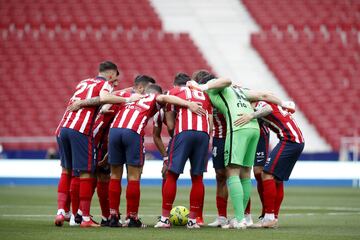 Los jugadores del Atl¨¦tico de Madrid hacen pi?a antes del inicio del encuentro.