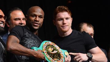 Floyd Mayweather y Canelo Álvarez con el cinturón de la WBC del superwelter.