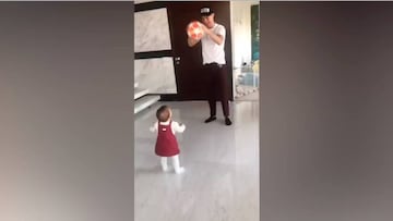 El Cristiano más tierno: su hija y él jugando con el balón del hat-trick al Atleti