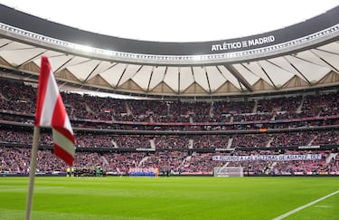 Minuto de silencio en el Estadio metropolitano en homenaje a las víctimas del accidente de tren en Córdoba.