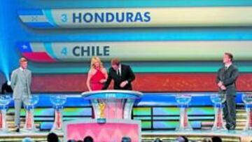 <b>ATENTO. </b>Beckham mira cómo trabajan Charlize Theron y Jerome Valcke, secretario general de la FIFA.