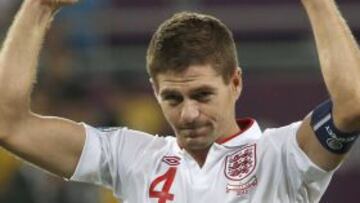 Steven Gerrard celebra el triunfo ante Suecia.