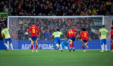 3-3. Lucas Paquetá, con su pierna izquierda, dispara al palo derecho de Unai Simón para anotar el tercer gol brasileño.