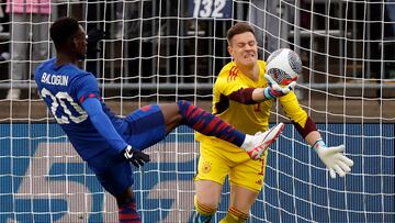 Hartford (United States), 14/10/2023.- USA'Äôs Folarin Balogun (L) in action against Germany'Äôs goalkeeper Marc-Andre ter Stegen (R) during the international friendly soccer match between the USA and Germany in Hartford, USA, 14 October 2023. (Futbol, Amistoso, Alemania) EFE/EPA/CJ Gunther
