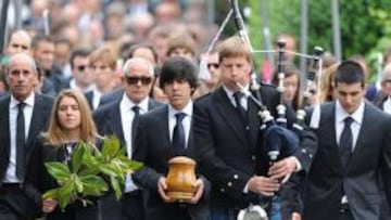 <b>SUS HIJOS. </b>Los hijos de Seve encabezaron la comitiva. Javier portó las cenizas, Carmen una rama de 'su' magnolio mientras Miguel les acompañaba camino de la iglesia.