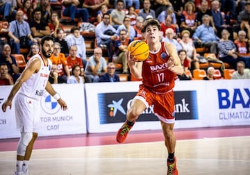 Mario Saint-Supery, base del Baxi Manresa, se lanza a anotar ante el Benfica portugués en la 1ª jornada de la Champions FIBA.