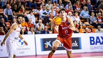 Mario Saint-Supery, base del Baxi Manresa, se lanza a anotar ante el Benfica portugués en la 1ª jornada de la Champions FIBA.