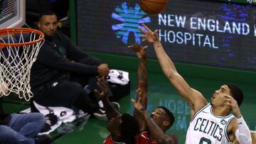 Jayson Tatum lanza ante OG Anunoby y Bruno Caboclo.