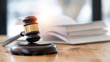 Wooden brown judge gavel on the table, copy space, banner background. SENTENCIA JUDIAL LEY JUICIO JUSTICIA