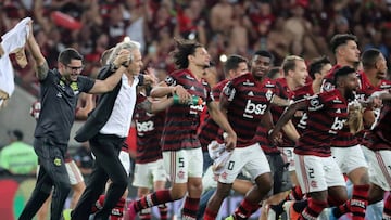 Soccer Football - Copa Libertadores - Semi Final - Second Leg - Flamengo v Gremio - Maracana Stadium, Rio de Janeiro, Brazil - October 23, 2019   Flamengo coach Jorge Jesus and players celebrate after the match   REUTERS/Sergio Moraes