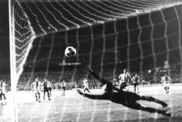 El Atlético de Madrid tenía que remontar el 2-1 de la ida al Cagliari en los octavos de final de la Copa de Europa. Los rojiblancos ganaron 3-0 en el Calderón con hat-trick de Luis Aragonés.
