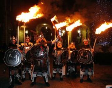 Procesión de antorchas anual para marcar el inicio de Hogmanay (año nuevo) en Edimburgo.