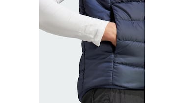 El truco para ir cómodo y cálido en invierno es este chaleco de Adidas para hombre