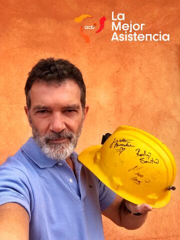 Casco de la película "Los 33" firmado por él y el reparto.