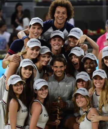 Nadal posa con el trofeo de campeón.