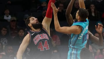 Nikola Mirotic, en el partido de su debut en la temporada tras el pu&ntilde;etazo que le dio su compa&ntilde;ero en los Bulls Bobby Portis.