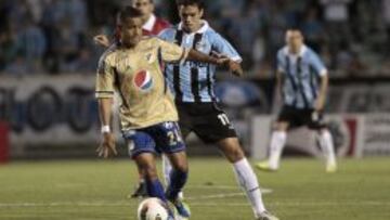 El jugador de Gremio Souza disputa un balón con el jugador de Millonarios, Jhonny Ramírez, en los cuartos de final de la Copa Sudamericana en el estadio Olímpico en la ciudad de Porto Alegre.