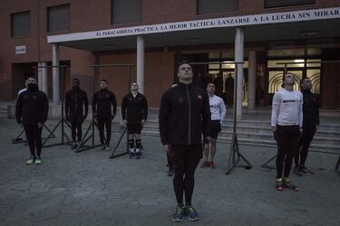 A las 8 en punto suena el himno de España, estén haciendo lo que estén haciendo los militares, deben parar y formar. Todo se detiene. En cuanto el último acorde suena la vida actividad sigue su ritmo.