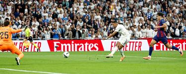 Kylian Mbappé marca el 1-0 al Barcelona. 