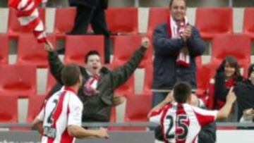 <b>EL GOL. </b>Felipe celebra su gol de penalti con algunos aficionados situados en la grada de Montilivi.