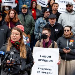 ICE asegura que su trabajo es impedir que “ideas ilegales” entren a EE.UU. y luego se retracta